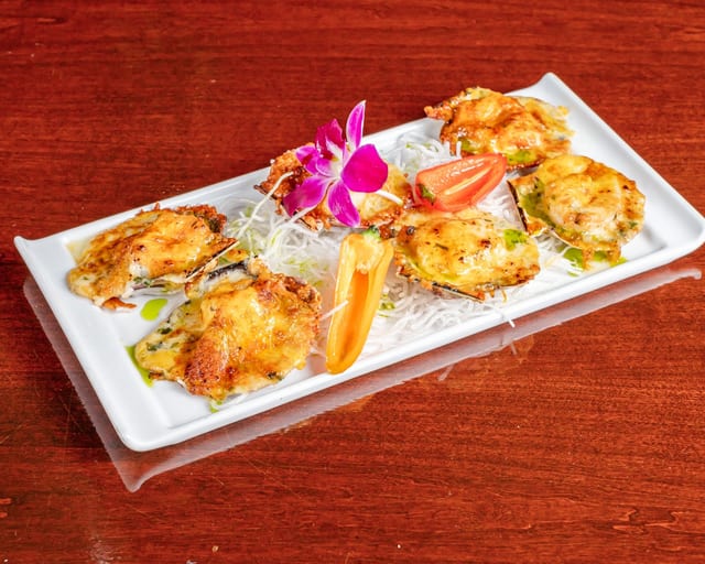 Conchitas Gratinadas con Camarones y Salsa Coral.