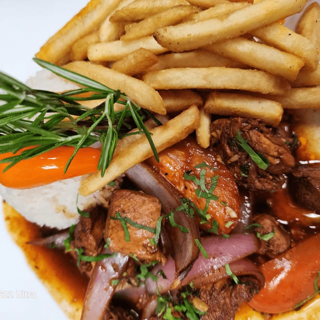 Saltado con Pollo.